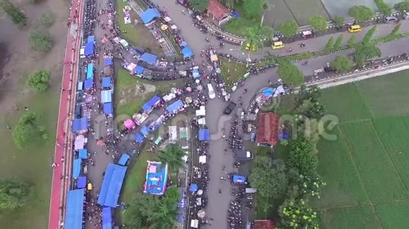 印度尼西亚每周食品市场的空中空景视频的预览图