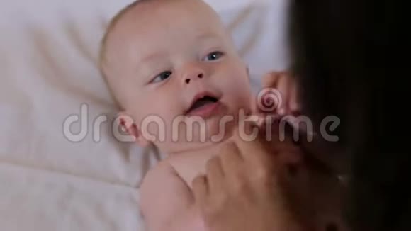 快乐的母亲亲吻和拥抱新生婴儿视频的预览图