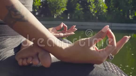 一个女人的双手紧握在泥堆里视频的预览图