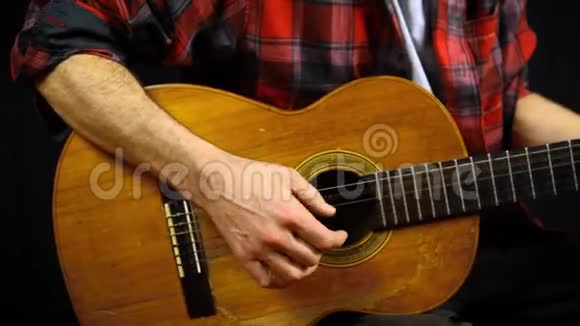 男人用古典吉他手指视频的预览图