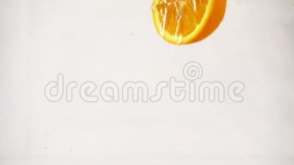 果汁橙半部浸入水中慢动作特写视频的预览图