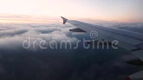 中程飞行10次穿越云层视频的预览图