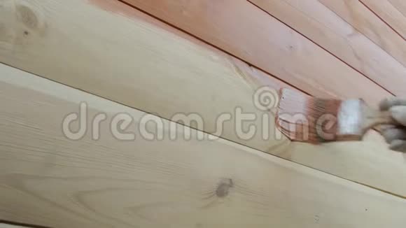 用棕色画笔将手插在防护手套上画木木板屋墙视频的预览图