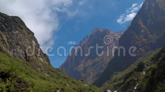 安纳普尔纳地区山区时间推移一座山周围云层的时间推移尼泊尔视频的预览图