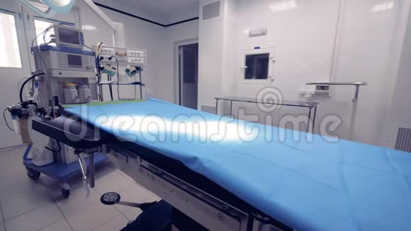 轻型手术室的手术台和医疗设备视频的预览图