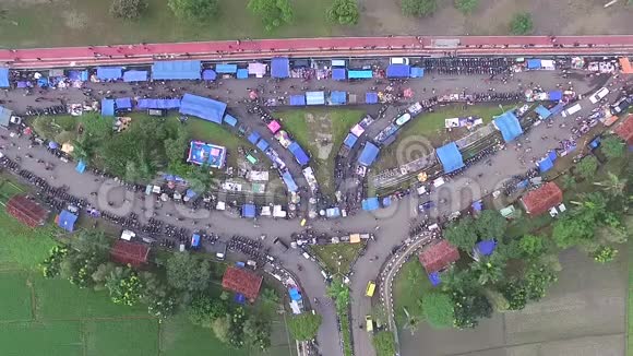 印度尼西亚每周食品市场的空中空景视频的预览图
