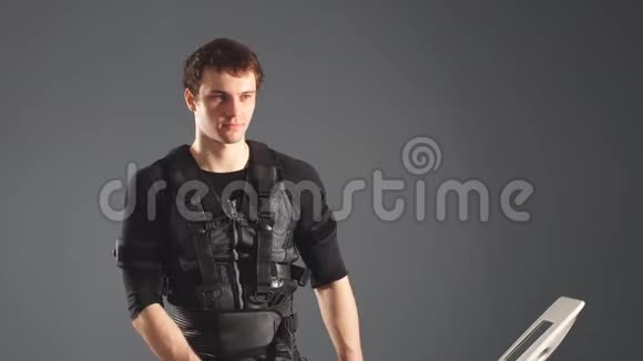 穿着EMS西装的特写男士在步进器上的训练视频的预览图