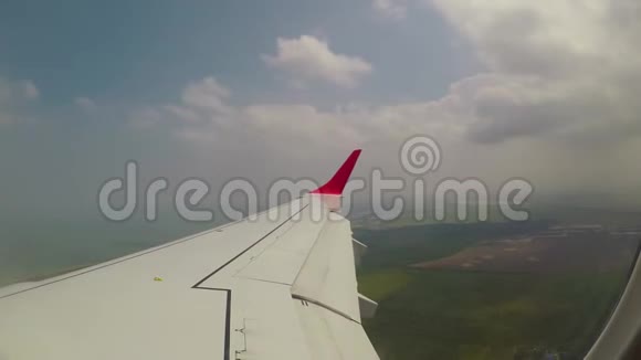 飞机起飞在白云中间经过视频的预览图