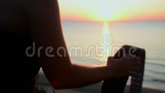 布兰妮特运动的女人在凯勒贝尔健身前在海滩上视频的预览图