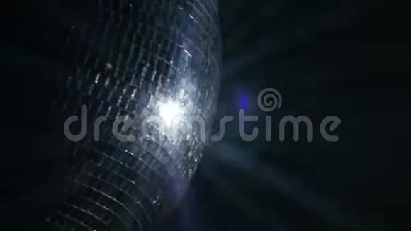 镜球又称迪斯科球与黑色旋转关门视频的预览图