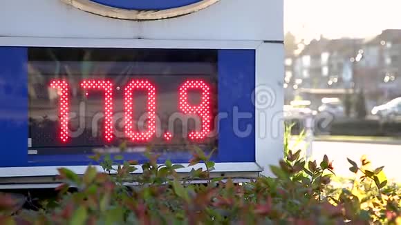 北美一直以来的高油价冲击温哥华地区就像在这个加油站的展示视频的预览图