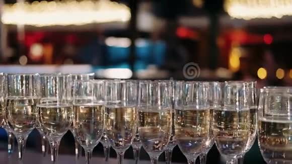 香槟酒杯设置在夜总会酒吧在昂贵的豪华餐厅鸡尾酒会婚礼庆祝近点视频的预览图