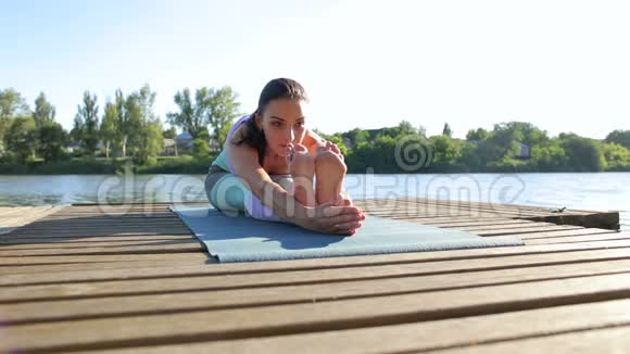 夏天在湖边外面做瑜伽的少女视频的预览图