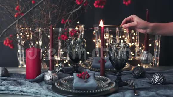 为圣诞餐桌设置点蜡烛视频的预览图