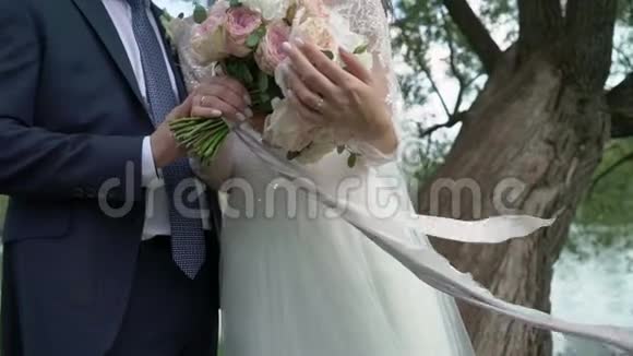 新婚快乐的新娘和新郎拥抱视频的预览图