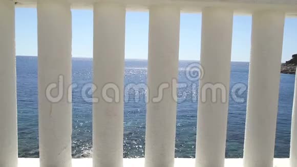 巴鲁斯特海滩白色的柱子俯瞰大海在蓝色的大海和背景中的天空上看到白色的柱子和水平视频的预览图