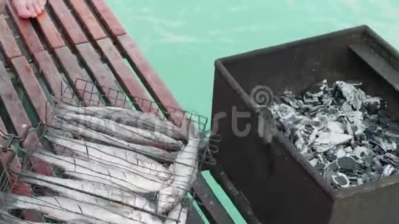 在船上的篦子上烤全鱼特写视频的预览图