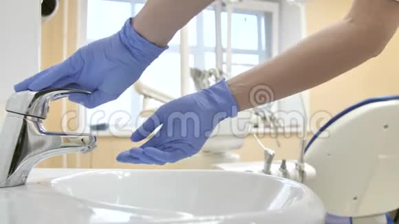 戴着医用手套的牙医下班前洗手视频的预览图
