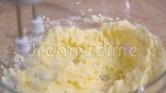 奶油蛋糕加蛋和糖的黄油视频的预览图