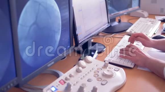 医生通过超声心动图诊断内脏患者视频的预览图