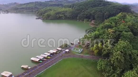 印度尼西亚斯拉维市可卡班大坝的空中俯视图视频的预览图