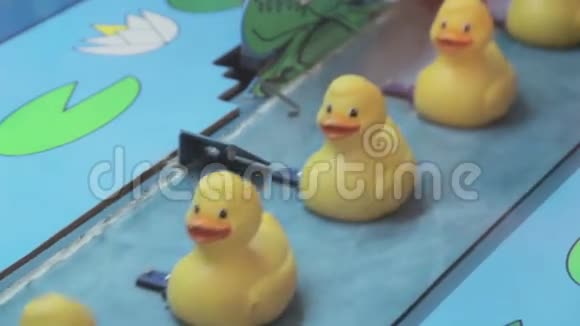 一排橡胶鸭子视频的预览图