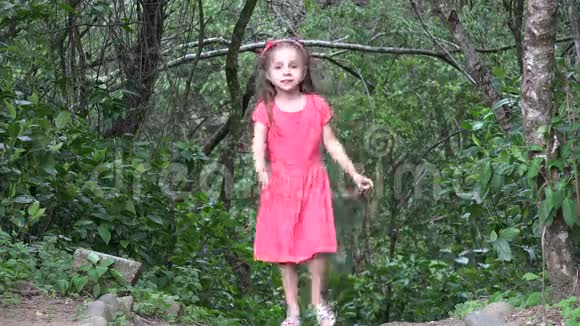 在森林里散步的女孩视频的预览图