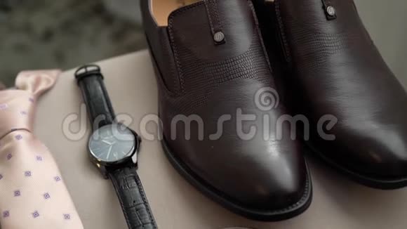 男士时尚棕色鞋子腰带腕表和粉红色领带视频的预览图