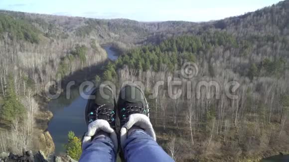 穿靴子的女性脚山顶的女徒步旅行者成就视频的预览图