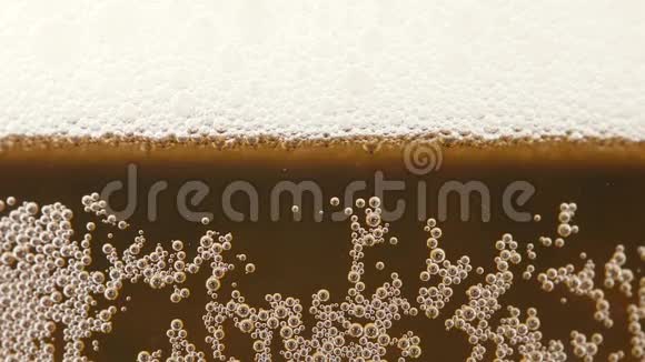 小泡玻璃中的金瓶啤酒视频的预览图