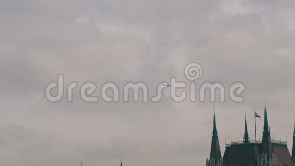 世界著名的布达佩斯议会大厦是在哥特式建筑的背景下从高空飞行的视频的预览图