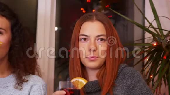 在一个节日的聚会上带着一杯酒的女孩在交流视频的预览图
