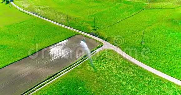 工业农业空中视频镜头夏季欧洲莴苣的灌溉灌溉和灌溉视频的预览图