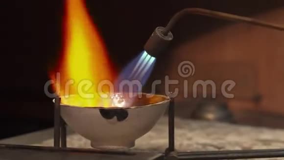珠宝商使用煤气火炬视频的预览图