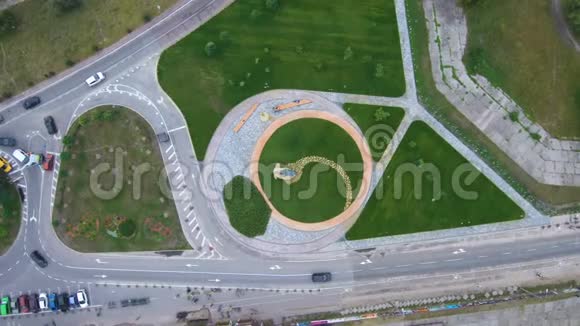 空中十字路口有一条汽车之路和一条自行车之路视频的预览图