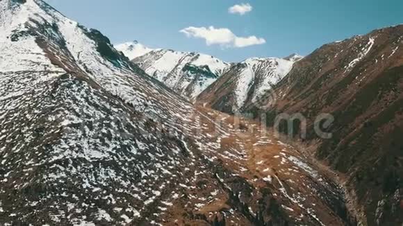 山中秋景雪峰黄绿色的草视频的预览图
