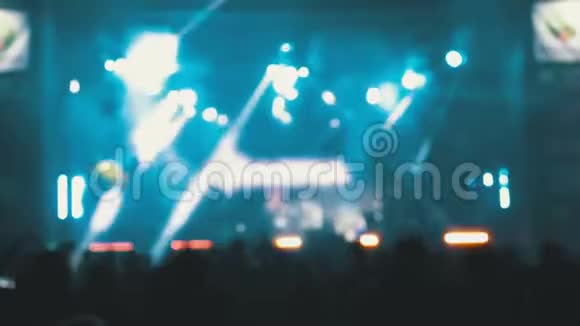 音乐节上的模糊音乐会人群人群跳舞摇滚音乐会视频的预览图