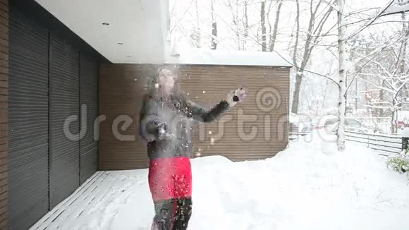 年轻女子玩雪视频的预览图