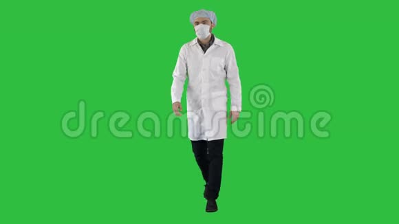 年轻的男医生戴着面具戴着绿色屏幕上的医疗帽Chroma键视频的预览图