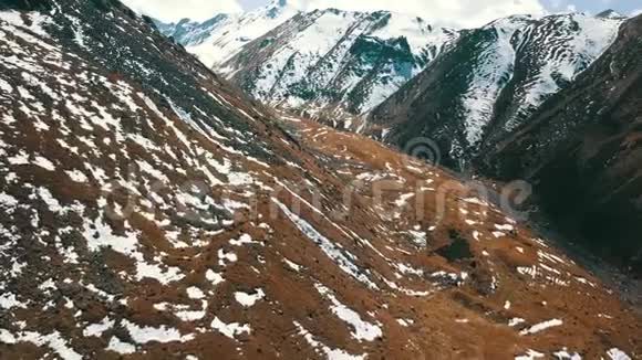 山中秋景雪峰黄绿色的草视频的预览图