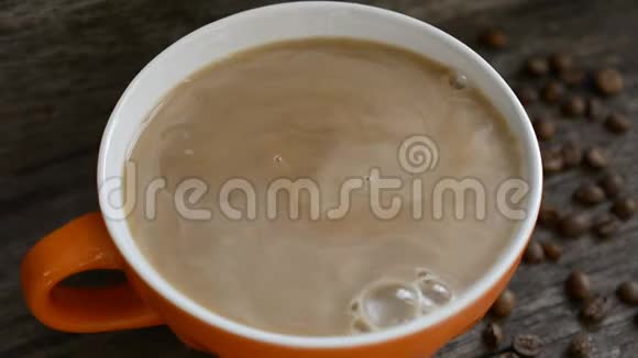咖啡牛奶散开牛奶咖啡顶部的景色关闭视频的预览图