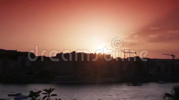 日落时分的瓦莱塔市视频的预览图