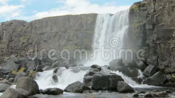冰岛国家公园塔因维尔瀑布阴天视频的预览图