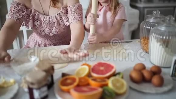 女儿和妈妈一起揉面包饼干视频的预览图