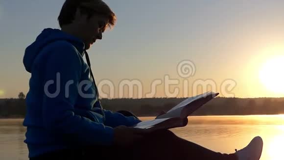 日落时分美丽的女人创造了她的笔记本电脑视频的预览图