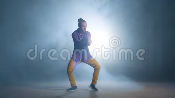年轻的说唱歌手在街上跳舞嘻哈文化视频的预览图
