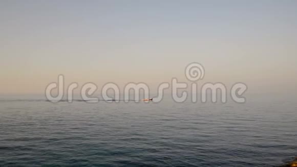 夏季多风天气乘坐摩托艇观赏亚得里亚海全景视频的预览图