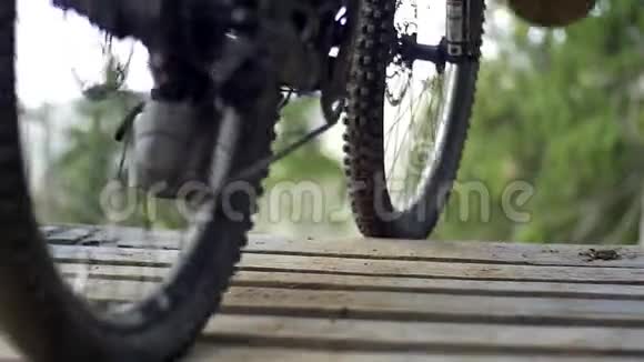 山地自行车赛车手骑在坡道上视频的预览图