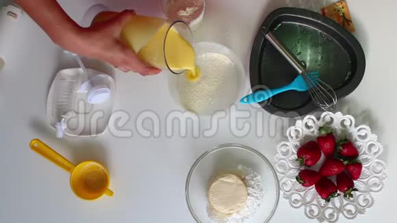 那个女人在打过的鸡蛋里加了面粉来揉面团桌子旁边是馅饼的原料视频的预览图