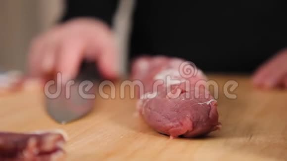 中间切猪肉生肉视频的预览图